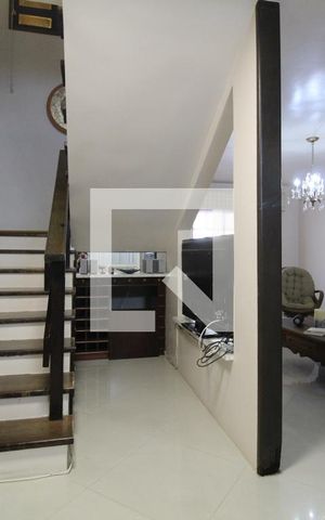 Casa à venda com 290m², 3 quartos e 3 vagasEscada da Sala de Estar