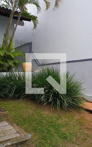 Casa à venda com 352m², 3 quartos e 4 vagasSala - Vista lateral