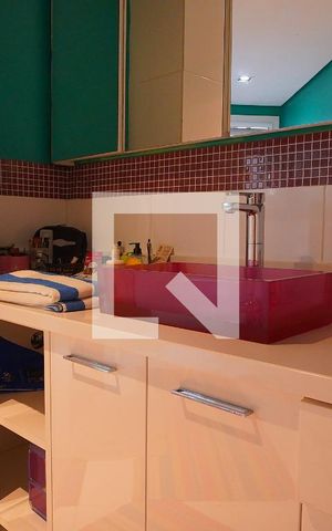 Casa à venda com 352m², 3 quartos e 4 vagasBanheiro Corredor