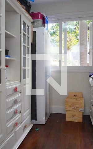 Casa à venda com 352m², 3 quartos e 4 vagasQuarto de Serviço