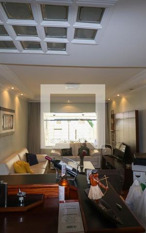 Casa à venda com 222m², 4 quartos e 2 vagas Casa à venda com 222m², 4 quartos e 2 vagasSala
