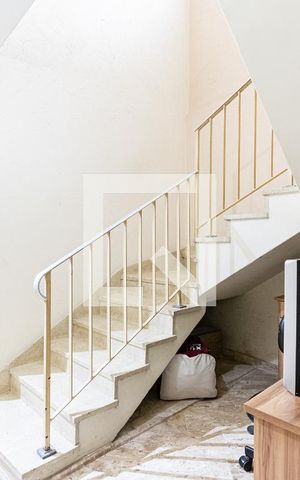 Casa à venda com 150m², 2 quartos e 3 vagas Casa à venda com 150m², 2 quartos e 3 vagasEscada/Escritório