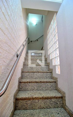 Casa de condomínio à venda com 158m², 3 quartos e 4 vagasEscada