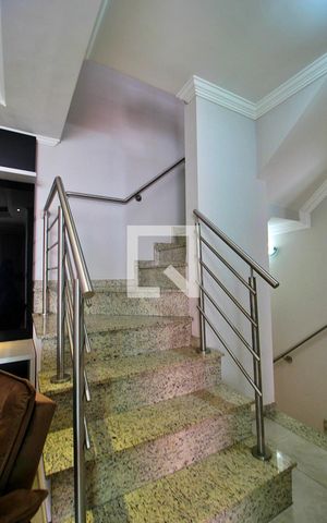 Casa de condomínio à venda com 158m², 3 quartos e 4 vagasEscada