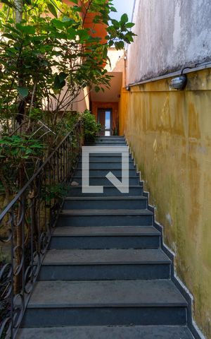 Casa à venda com 300m², 4 quartos e 2 vagasEscada