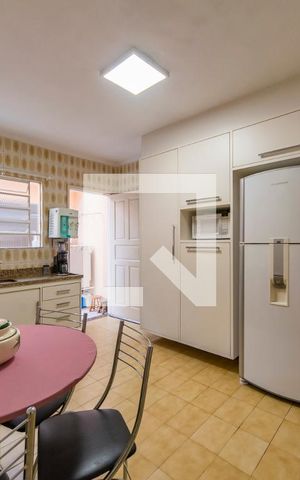 Casa à venda com 135m², 2 quartos e 2 vagas Casa à venda com 135m², 2 quartos e 2 vagasCozinha