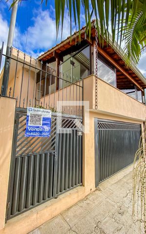 Casa à venda com 135m², 2 quartos e 2 vagas Casa à venda com 135m², 2 quartos e 2 vagasFachada