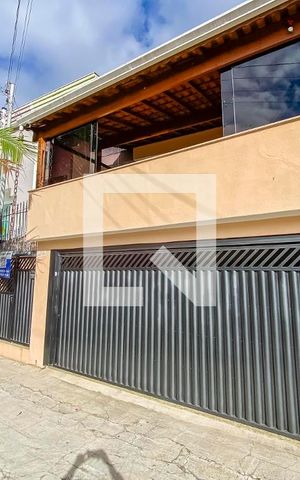 Casa à venda com 135m², 2 quartos e 2 vagas Casa à venda com 135m², 2 quartos e 2 vagasFachada