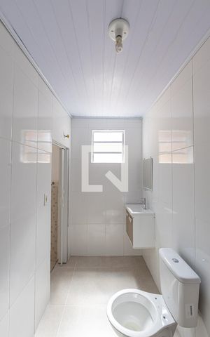 Casa para alugar com 42m², 1 quarto e sem vaga Casa para alugar com 42m², 1 quarto e sem vagaBanheiro Social