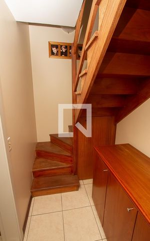 Casa de condomínio à venda com 90m², 4 quartos e 2 vagas Casa de condomínio à venda com 90m², 4 quartos e 2 vagasEscada