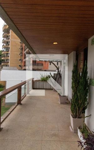 Casa à venda com 635m², 4 quartos e 4 vagas Casa à venda com 635m², 4 quartos e 4 vagasVaranda da Suíte 2
