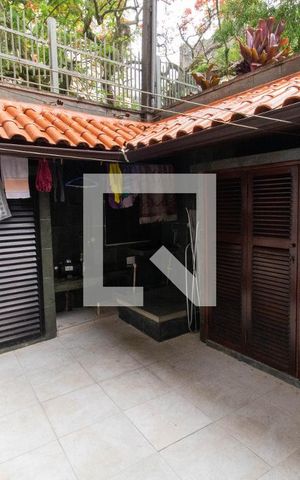 Casa à venda com 635m², 4 quartos e 4 vagas Casa à venda com 635m², 4 quartos e 4 vagasÁrea de Serviço