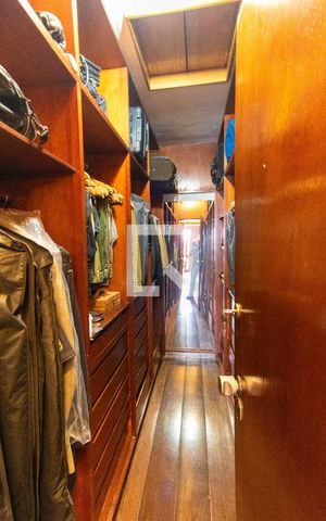 Casa à venda com 635m², 4 quartos e 4 vagas Casa à venda com 635m², 4 quartos e 4 vagasCloset da Suíte 4