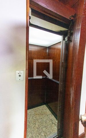 Casa à venda com 635m², 4 quartos e 4 vagas Casa à venda com 635m², 4 quartos e 4 vagasElevador