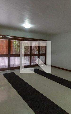 Casa à venda com 635m², 4 quartos e 4 vagas Casa à venda com 635m², 4 quartos e 4 vagasGaragem