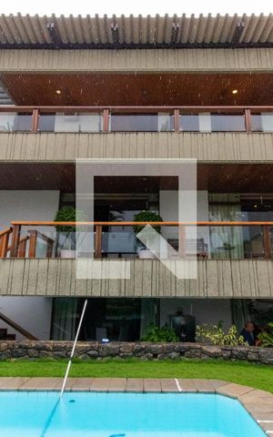 Casa à venda com 635m², 4 quartos e 4 vagas Casa à venda com 635m², 4 quartos e 4 vagasFachada