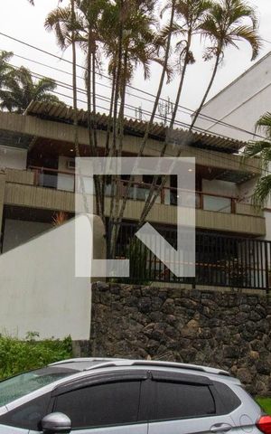 Casa à venda com 635m², 4 quartos e 4 vagas Casa à venda com 635m², 4 quartos e 4 vagasFachada
