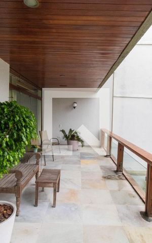 Casa à venda com 635m², 4 quartos e 4 vagas Casa à venda com 635m², 4 quartos e 4 vagasVaranda da Sala
