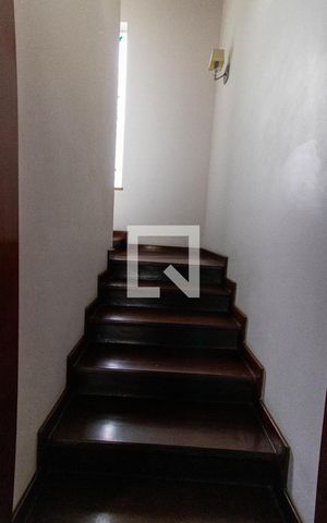 Casa à venda com 635m², 4 quartos e 4 vagas Casa à venda com 635m², 4 quartos e 4 vagasEscada