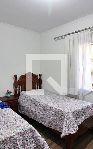 Casa à venda com 379m², 5 quartos e 6 vagasQuarto 2