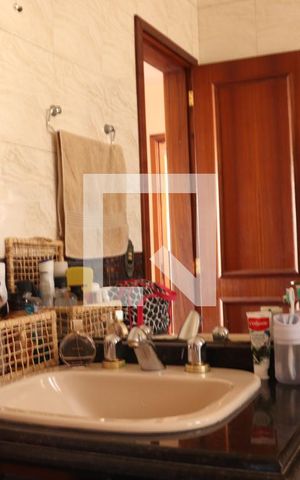 Casa à venda com 350m², 3 quartos e 2 vagasBanheiro