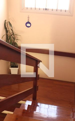 Casa à venda com 350m², 3 quartos e 2 vagasEscada