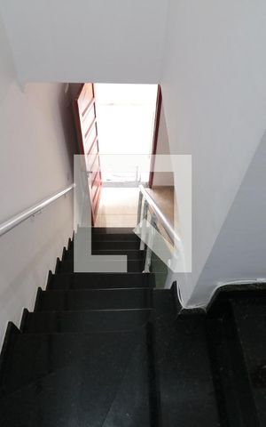 Casa de condomínio à venda com 56m², 2 quartos e 1 vagaEscada de acesso aos dormitórios 
