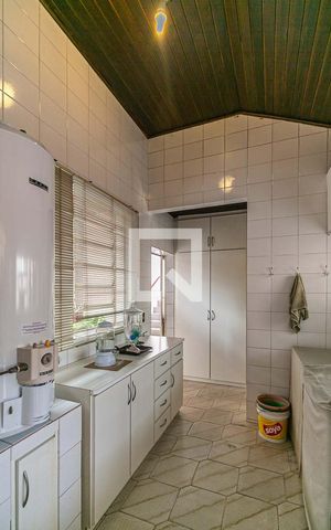 Casa à venda com 408m², 5 quartos e 2 vagas Casa à venda com 408m², 5 quartos e 2 vagasÁrea de Serviço