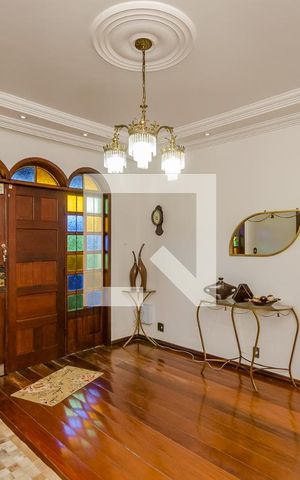 Casa à venda com 900m², 4 quartos e 3 vagas Casa à venda com 900m², 4 quartos e 3 vagasSala