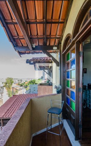 Casa à venda com 900m², 4 quartos e 3 vagas Casa à venda com 900m², 4 quartos e 3 vagasVaranda da Suíte 4