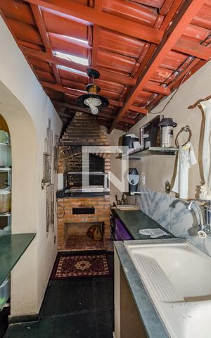 Casa à venda com 900m², 4 quartos e 3 vagas Casa à venda com 900m², 4 quartos e 3 vagasCozinha