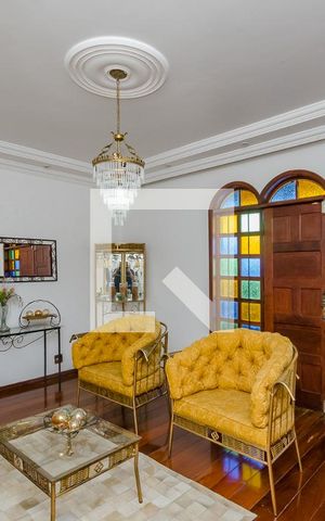 Casa à venda com 900m², 4 quartos e 3 vagas Casa à venda com 900m², 4 quartos e 3 vagasSala