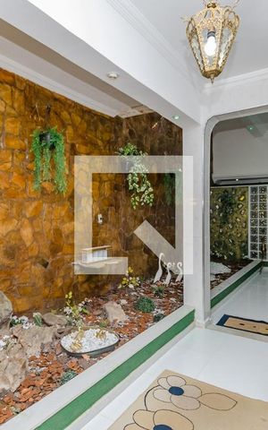 Casa à venda com 900m², 4 quartos e 3 vagas Casa à venda com 900m², 4 quartos e 3 vagasCorredor