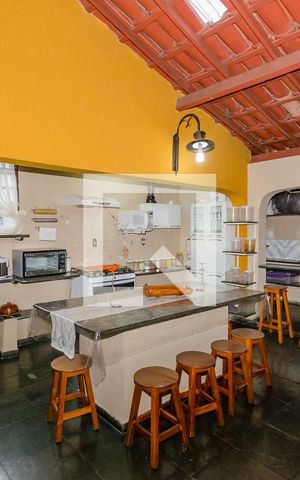 Casa à venda com 900m², 4 quartos e 3 vagas Casa à venda com 900m², 4 quartos e 3 vagasCozinha