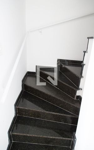 Casa de condomínio à venda com 83m², 2 quartos e 2 vagasEscada