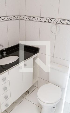 Casa de condomínio à venda com 83m², 2 quartos e 2 vagasBanheiro do Quarto 1