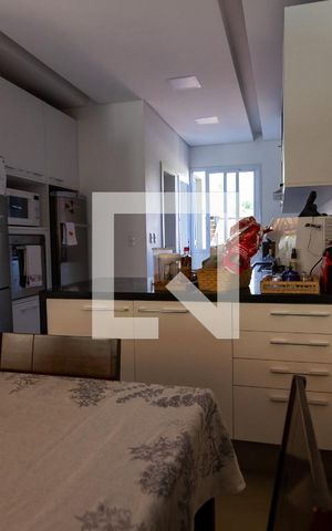 Casa de condomínio à venda com 412m², 5 quartos e 4 vagas Casa de condomínio à venda com 412m², 5 quartos e 4 vagasCozinha