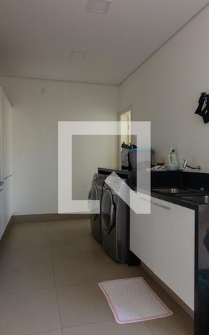 Casa de condomínio à venda com 412m², 5 quartos e 4 vagas Casa de condomínio à venda com 412m², 5 quartos e 4 vagasÁrea de Serviço