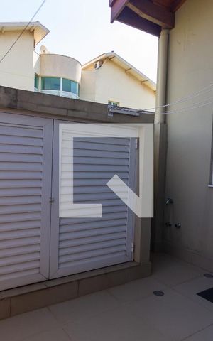 Casa de condomínio à venda com 412m², 5 quartos e 4 vagas Casa de condomínio à venda com 412m², 5 quartos e 4 vagasEntrada de serviço
