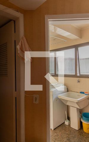 Apartamento à venda com 430m², 4 quartos e 4 vagas Apartamento à venda com 430m², 4 quartos e 4 vagas Quarto de Serviço
