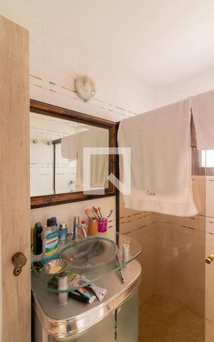 Apartamento à venda com 430m², 4 quartos e 4 vagas Apartamento à venda com 430m², 4 quartos e 4 vagasBanheiro Suíte 2