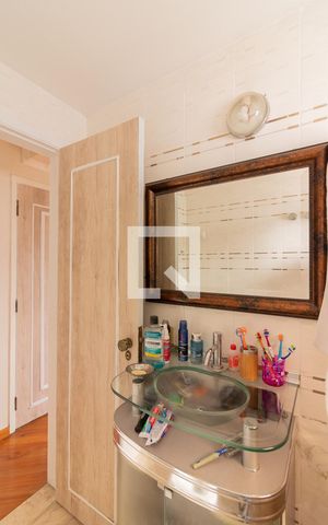 Apartamento à venda com 430m², 4 quartos e 4 vagas Apartamento à venda com 430m², 4 quartos e 4 vagasBanheiro Suíte 2