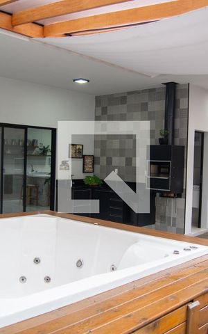 Casa à venda com 190m², 2 quartos e 4 vagas Casa à venda com 190m², 2 quartos e 4 vagasQuintal