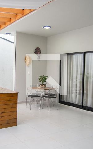 Casa à venda com 190m², 2 quartos e 4 vagas Casa à venda com 190m², 2 quartos e 4 vagasQuintal