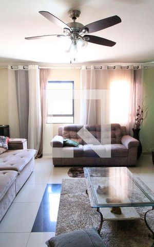 Casa à venda com 237m², 4 quartos e 4 vagasSala de estar