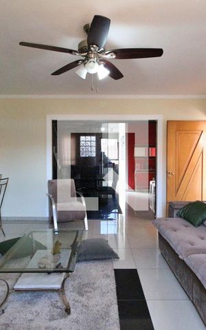 Casa à venda com 237m², 4 quartos e 4 vagasSala de estar