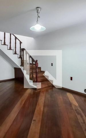 Casa à venda com 350m², 3 quartos e 2 vagas Casa à venda com 350m², 3 quartos e 2 vagasSala