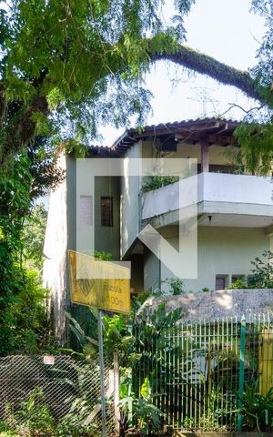 Casa à venda com 356m², 4 quartos e 4 vagas Casa à venda com 356m², 4 quartos e 4 vagasFachada