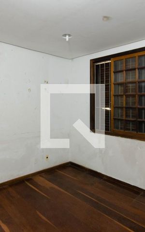 Casa à venda com 356m², 4 quartos e 4 vagas Casa à venda com 356m², 4 quartos e 4 vagasEscritório