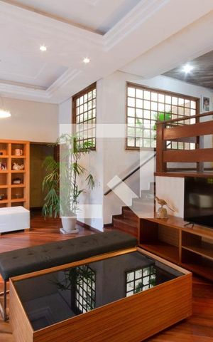Casa à venda com 356m², 4 quartos e 4 vagas Casa à venda com 356m², 4 quartos e 4 vagasSala de Estar